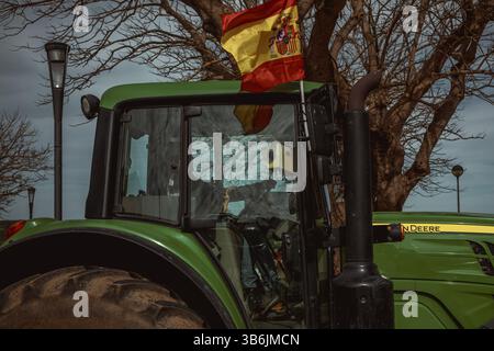 19. Februar 2024, Mahon, Menorca / Balearen, Spanien: Bauern in ihren Traktoren gehen auf die Straßen von Mahon, um gegen die europäische Agrarpolitik, steigende Kosten, sinkende Einnahmen und unlauteren Wettbewerb aus Drittstaaten zu protestieren und sich den Protesten von EU-Kollegen anzuschließen. (Foto: © Matthias Oesterle/ZUMA Press Wire) Stockfoto