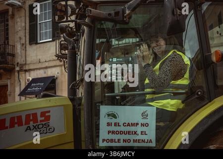 19. Februar 2024, Mahon, Menorca / Balearen, Spanien: Ein Schild mit der Aufschrift "wenn das Land nicht produziert, werden die Menschen nicht essen". Wird als Landwirte in ihren Traktoren auf die Straßen von Mahon gehen, um gegen die europäische Agrarpolitik, steigende Kosten, sinkende Einnahmen und unlauteren Wettbewerb aus Drittstaaten zu protestieren und sich den Protesten von EU-Kollegen anzuschließen. (Foto: © Matthias Oesterle/ZUMA Press Wire) Stockfoto
