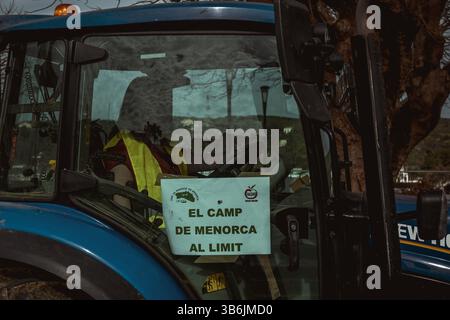 19. Februar 2024, Mahon, Menorca / Balearen, Spanien: Ein Schild mit der Aufschrift "der Bauernhof auf Menorca am Limit" wird gesehen, als Landwirte in ihren Traktoren auf die Straßen von Mahon gehen, um gegen die europäische Agrarpolitik, steigende Kosten, sinkende Einnahmen und unfairen Wettbewerb aus Drittstaaten zu protestieren und sich den Protesten von EU-Kollegen anzuschließen. (Foto: © Matthias Oesterle/ZUMA Press Wire) Stockfoto