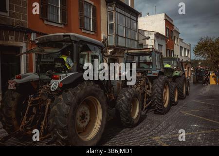 19. Februar 2024, Mahon, Menorca / Balearen, Spanien: Bauern in ihren Traktoren gehen auf die Straßen von Mahon, um gegen die europäische Agrarpolitik, steigende Kosten, sinkende Einnahmen und unlauteren Wettbewerb aus Drittstaaten zu protestieren und sich den Protesten von EU-Kollegen anzuschließen. (Foto: © Matthias Oesterle/ZUMA Press Wire) Stockfoto