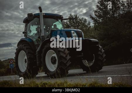 19. Februar 2024, Mahon, Menorca / Balearen, Spanien: Landwirte mit ihren Traktoren fahren im Schneckentempo auf Menorcas ME-1, der Rückgrat-Straße der Inseln, mit ihren Traktoren, um gegen die europäische Agrarpolitik, steigende Kosten, sinkende Einnahmen und unlauteren Wettbewerb aus Drittstaaten zu protestieren und sich den Protesten von EU-Kollegen anzuschließen. (Foto: © Matthias Oesterle/ZUMA Press Wire) Stockfoto