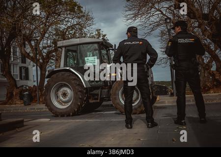 19. Februar 2024, Mahon, Menorca / Balearen, Spanien: Bauern in ihren Traktoren gehen auf die Straßen von Mahon, um gegen die europäische Agrarpolitik, steigende Kosten, sinkende Einnahmen und unlauteren Wettbewerb aus Drittstaaten zu protestieren und sich den Protesten von EU-Kollegen anzuschließen. (Foto: © Matthias Oesterle/ZUMA Press Wire) Stockfoto