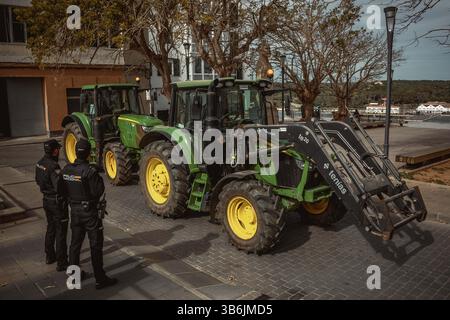 19. Februar 2024, Mahon, Menorca / Balearen, Spanien: Bauern in ihren Traktoren gehen auf die Straßen von Mahon, um gegen die europäische Agrarpolitik, steigende Kosten, sinkende Einnahmen und unlauteren Wettbewerb aus Drittstaaten zu protestieren und sich den Protesten von EU-Kollegen anzuschließen. (Foto: © Matthias Oesterle/ZUMA Press Wire) Stockfoto