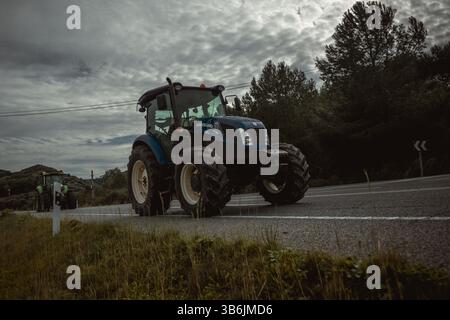 19. Februar 2024, Mahon, Menorca / Balearen, Spanien: Landwirte mit ihren Traktoren fahren im Schneckentempo auf Menorcas ME-1, der Rückgrat-Straße der Inseln, mit ihren Traktoren, um gegen die europäische Agrarpolitik, steigende Kosten, sinkende Einnahmen und unlauteren Wettbewerb aus Drittstaaten zu protestieren und sich den Protesten von EU-Kollegen anzuschließen. (Foto: © Matthias Oesterle/ZUMA Press Wire) Stockfoto