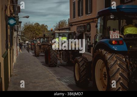 19. Februar 2024, Mahon, Menorca / Balearen, Spanien: Bauern in ihren Traktoren gehen auf die Straßen von Mahon, um gegen die europäische Agrarpolitik, steigende Kosten, sinkende Einnahmen und unlauteren Wettbewerb aus Drittstaaten zu protestieren und sich den Protesten von EU-Kollegen anzuschließen. (Foto: © Matthias Oesterle/ZUMA Press Wire) Stockfoto