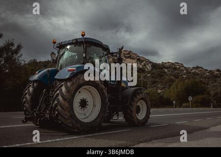 19. Februar 2024, Mahon, Menorca / Balearen, Spanien: Landwirte mit ihren Traktoren fahren im Schneckentempo auf Menorcas ME-1, der Rückgrat-Straße der Inseln, mit ihren Traktoren, um gegen die europäische Agrarpolitik, steigende Kosten, sinkende Einnahmen und unlauteren Wettbewerb aus Drittstaaten zu protestieren und sich den Protesten von EU-Kollegen anzuschließen. (Foto: © Matthias Oesterle/ZUMA Press Wire) Stockfoto