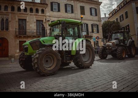 19. Februar 2024, Mahon, Menorca / Balearen, Spanien: Bauern in ihren Traktoren gehen auf die Straßen von Mahon, um gegen die europäische Agrarpolitik, steigende Kosten, sinkende Einnahmen und unlauteren Wettbewerb aus Drittstaaten zu protestieren und sich den Protesten von EU-Kollegen anzuschließen. (Foto: © Matthias Oesterle/ZUMA Press Wire) Stockfoto
