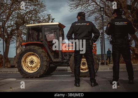 19. Februar 2024, Mahon, Menorca / Balearen, Spanien: Bauern in ihren Traktoren gehen auf die Straßen von Mahon, um gegen die europäische Agrarpolitik, steigende Kosten, sinkende Einnahmen und unlauteren Wettbewerb aus Drittstaaten zu protestieren und sich den Protesten von EU-Kollegen anzuschließen. (Foto: © Matthias Oesterle/ZUMA Press Wire) Stockfoto