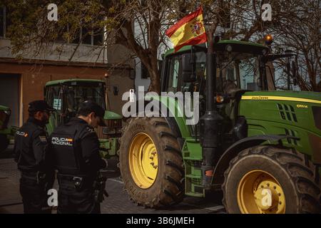 19. Februar 2024, Mahon, Menorca / Balearen, Spanien: Bauern in ihren Traktoren gehen auf die Straßen von Mahon, um gegen die europäische Agrarpolitik, steigende Kosten, sinkende Einnahmen und unlauteren Wettbewerb aus Drittstaaten zu protestieren und sich den Protesten von EU-Kollegen anzuschließen. (Foto: © Matthias Oesterle/ZUMA Press Wire) Stockfoto