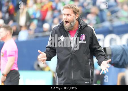 Seattle, Usa. Mai 2025. Während der ersten Halbzeit eines MLS-Spiels gegen Seattle Sounders FC im Lumen Field in Seattle, Washington am 3. Mai 2025, gibt der Trainer Olof Mellberg seine Gesten zu seinem Team. (Foto Nate Koppelman/SIPA USA) Credit: SIPA USA/Alamy Live News Stockfoto