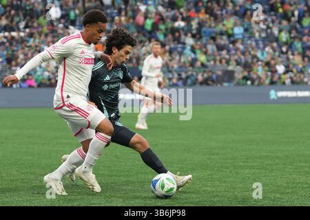 Seattle, Usa. Mai 2025. Der Stürmer Paul Rothrock (14) und Akil Watts (20) des St. Louis City SC kämpfen um den Ball während der ersten Hälfte eines MLS-Spiels am 3. Mai 2025 im Lumen Field in Seattle, Washington. (Foto Nate Koppelman/SIPA USA) Credit: SIPA USA/Alamy Live News Stockfoto