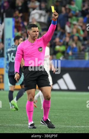 Seattle, Usa. Mai 2025. Schiedsrichter Lorenzo Hernandez zeigt eine gelbe Karte während der zweiten Hälfte eines MLS-Spiels zwischen Seattle Sounders FC und St. Louis City SC im Lumen Field in Seattle, Washington am 03. Mai 2025. (Foto Nate Koppelman/SIPA USA) Credit: SIPA USA/Alamy Live News Stockfoto