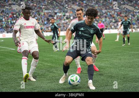Seattle, Usa. Mai 2025. Der Stürmer Paul Rothrock (14) von Seattle Sounders FC beschützt den Ball vor Joshua Yaro (15) und Kyle Hiebert (22) in der ersten Halbzeit Credit: SIPA USA/Alamy Live News Stockfoto
