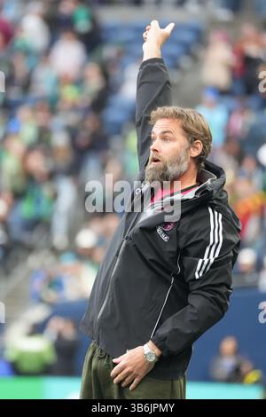 Seattle, Usa. Mai 2025. Olof Mellberg, Cheftrainer des St. Louis City SC, leitet seine Verteidigung während der ersten Hälfte eines MLS-Spiels am 3. Mai 2025 im Lumen Field in Seattle, Washington. (Foto Nate Koppelman/SIPA USA) Credit: SIPA USA/Alamy Live News Stockfoto