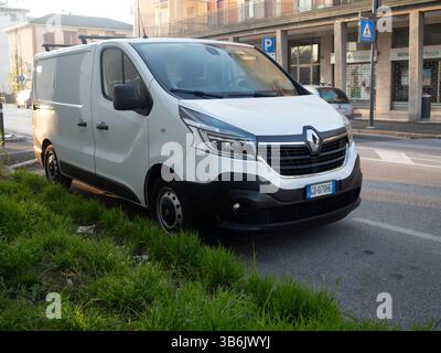 Cremona, Italien – am 12. April 2025 wurde Renault Trafic Van White mit Tageslichtfotografie im Außenbereich aufgenommen, die das Front-End und die urbane Umgebung zeigt Stockfoto