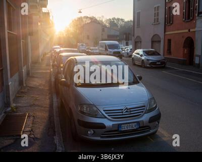 Cremona, Italien - 12. April 2025 die Straßen Italiens am Abend Sonne Silber Citroen C3 Pluriel parkte entlang der Straße mit anderen Autos und Gebäuden Stockfoto