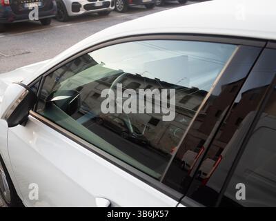 Cremona, Italien - 12. April 2025 elegantes weißes Coupé Eleganz Seitenansicht mit getönten Fenstern und modernem Design Ele Stockfoto