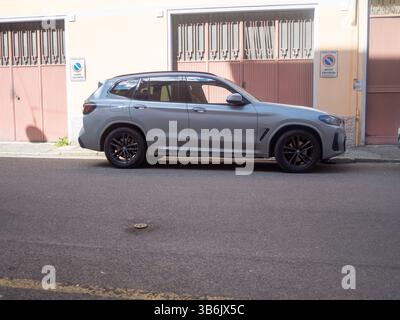 Cremona, Italien - 12. April 2025 der schlanke und leistungsstarke Compact Crossover Automotive Engineering der X3 M40i präsentiert sich mit seinem anspruchsvollen Design A Stockfoto
