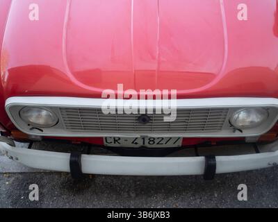 Cremona, Italien - 12. April 2025 detaillierte Nahaufnahme der Front eines klassischen Renault 4 GTL mit den markanten Grill-Scheinwerfern und dem Stoßfänger A Vibra Stockfoto
