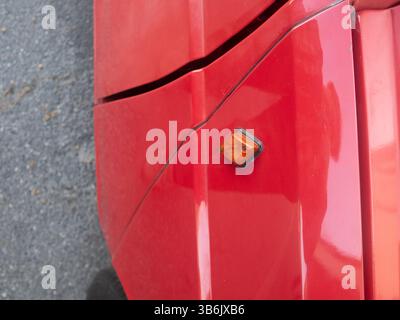 Cremona, Italien - 12. April 2025 Rot 1987 Volkswagen Cabriolet Cabriolet Cabriolet mit einseitiger Begrenzungsleuchte und Stoßfängerdetail ab Werk, Außenansicht von Stockfoto