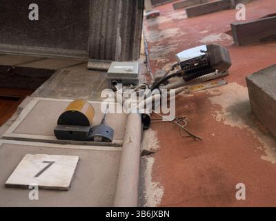 Cremona, Italien – 12. April 2025 elektrische Infrastruktur mit Kabelkanälen und Anschlusskasten auf verwitterter Oberfläche mit der Aufschrift Nummer 7 Stockfoto
