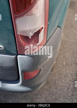 Cremona, Italien - 12. April 2025: Beschädigte Rücklichtlinse an einem grünen Renault Kangoo Van, der die möglichen Folgen von Unfällen und dem We veranschaulicht Stockfoto