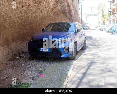 Cremona, Italien - 12. April 2025 der kompakte Performance-SUV BMW X2 M35i in Long Beach Blue parkt in Cremona mit seiner aggressiven Frontverkleidung, dem M-Emblem und Stockfoto