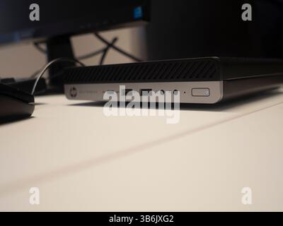 Cremona, Italien - 12. April 2025 Nahaufnahme eines HP Desktop-Computers mit kleinem Formfaktor und schwarzen und silbernen Anschlüssen und Tasten auf einem weißen Tisch Stockfoto