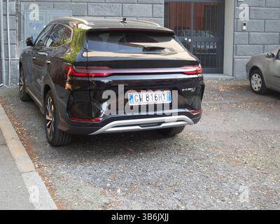 Cremona, Italien - 12. April 2025 Schwarz BYD Atto 3 Rückansicht mit Kennzeichenschild reflektierende Oberflächen Heckleuchten Stoßfänger Design Ästhetik A Stockfoto
