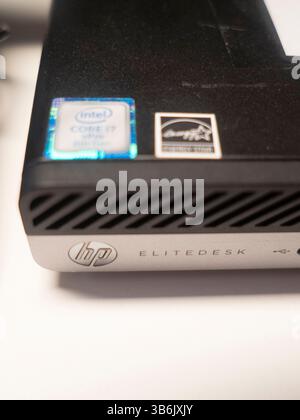 Cremona, Italien - 12. April 2025 Nahaufnahme eines HP EliteDesk 800 G4 Mini-PCs mit Intel Core i7 Prozessor und Energy Star-Compliance in schlankem Bla Stockfoto