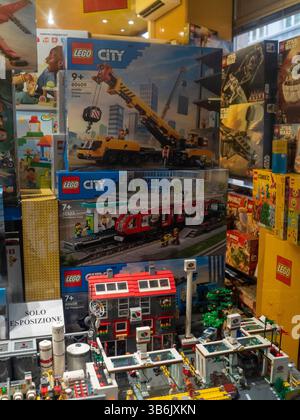 Cremona, Italien - 12. April 2025 faszinierende Lego City-Ausstellung mit Baukran Red Passenger Train und Modern Building Set-Modellen auf einem R Stockfoto