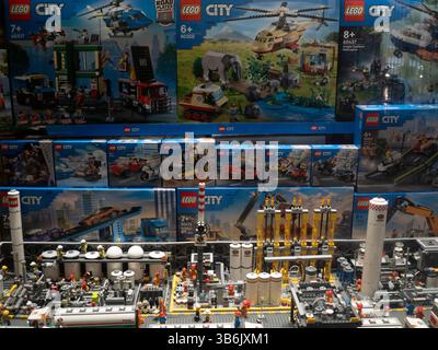 Cremona, Italien - 12. April 2025 Eine lebendige Show von LEGO City Sets, die Fantasie und Kreativität mit verschiedenen Themen wie Feuerrettung C einfangen Stockfoto