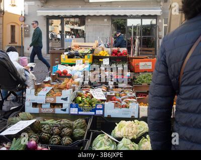 Cremona, Italien - 12. April 2025 Ein lebhafter lokaler Markt mit frischen Produkten mit Reihen von Gemüse und Früchten, die eine Fülle von Farben und Farben schaffen Stockfoto