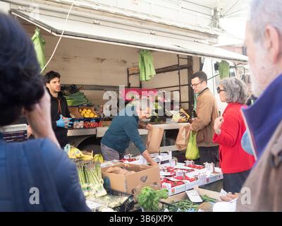 Cremona, Italien - 12. April 2025 Ein lebhafter lokaler Markt mit frischen Produkten mit Reihen von Gemüse und Früchten, die eine Fülle von Farben und Farben schaffen Stockfoto