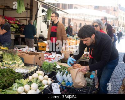 Cremona, Italien - 12. April 2025 lokaler Markt für frische Produkte mit reichlich Orangen Zitrusfrüchten, farbenfrohe saisonale Ernte und Stockfoto
