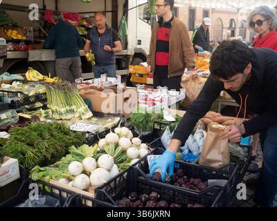 Cremona, Italien - 12. April 2025 lokaler Markt für frische Produkte mit reichlich Orangen Zitrusfrüchten, farbenfrohe saisonale Ernte und Stockfoto