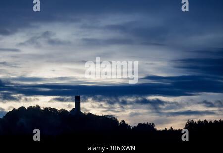 04. Mai 2025, Baden-Württemberg, Dürmentingen: Dunkle Wolken sammeln sich morgens hinter der Wallfahrtskirche St. Johannes Baptist auf dem Berg Bussen in Oberschwaben. Foto: Thomas Warnack/dpa Stockfoto