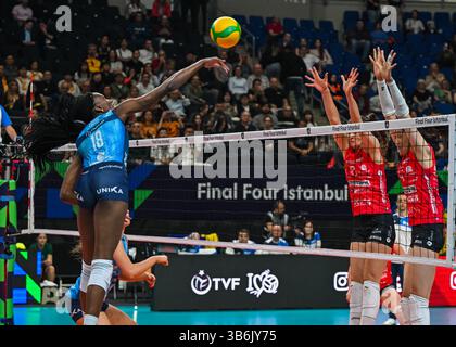Istanbul, T¨¹rkiye. Mai 2025. Paola Ogechi Egonu (L) von Numia Vero Volley Milano spitzt den Ball im Halbfinale der Frauen zwischen Carraro Imoco Conegliano aus Italien und Numia Vero Volley Milano aus Italien bei der CEV Champions League Volley 2025 in Istanbul, T¨¹rkiye, 3. Mai 2025. Quelle: Liu Lei/Xinhua/Alamy Live News Stockfoto