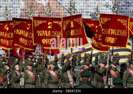 Russische Soldaten tragen ein Banner mit der Aufschrift „Ukrainische Front“ während einer Probe für die Siegesparade auf dem Palastplatz in St. Petersburg. Eine Probe für die Siegesparade am 9. Mai fand auf dem Schlossplatz in St. Petersburg statt. In diesem Jahr feiert Russland ein historisches Datum: 80 Jahre seit dem Sieg im Großen Vaterländischen Krieg. Die Probe enthielt eine Vielzahl militärischer Ausrüstungen, die eine breite Palette abdeckten – von historischen Modellen aus dem Krieg bis hin zu modernen Systemen. Fußsäulen, die Militärpersonal repräsentierten, marschierten durch den Platz mit Fahnen. Am 17. Januar 2025, Russ Stockfoto