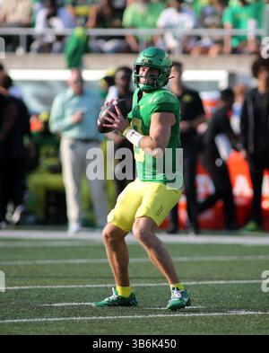 16. September 2023 - Oregon Ducks Quarterback Bo Nix #10 gibt den Ball während eines Spiels zwischen den Oregon Ducks und den Hawaii Rainbow Warriors im Autzen Stadium in Eugene, ODER - Michael Sullivan/CSM (Credit Image: © Michael Sullivan/CSM via ZUMA Press Wire) Stockfoto