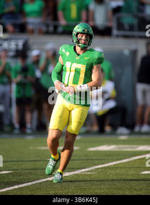 16. September 2023 - Quarterback der Oregon Ducks Bo Nix #10 während eines Spiels zwischen den Oregon Ducks und den Hawaii Rainbow Warriors im Autzen Stadium in Eugene, OR - Michael Sullivan/CSM (Credit Image: © Michael Sullivan/CSM via ZUMA Press Wire) Stockfoto