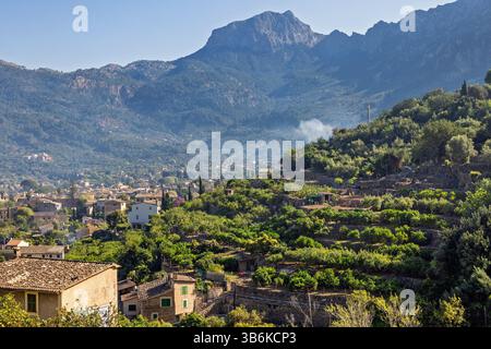 Bergdorf Sóller auf Mallorca mit Häusern in einem Tal Stockfoto