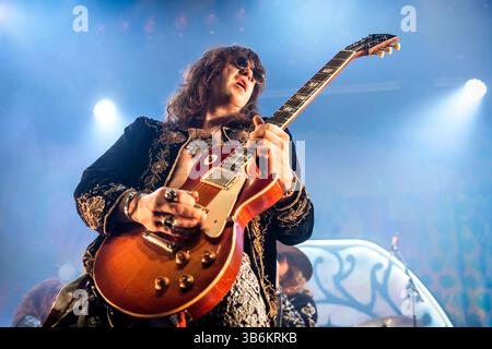 Februar 2024, Oslo, Kopenhagen, Norwegen: Oslo, Norwegen. Februar 2024. Die US-amerikanische Rockband Dirty Honey spielt ein Live-Konzert im Rockefeller in Oslo. Hier ist Gitarrist John Notto live auf der Bühne zu sehen. (Foto: © Terje Dokken/Gonzales Foto via ZUMA Press) Stockfoto