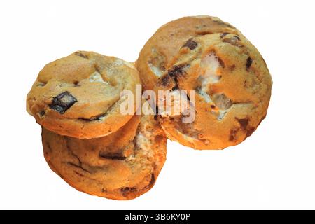 Frisch gebackene Schokoladen-Chip-Cookies isoliert auf weißem Hintergrund – hausgemachtes Dessert aus nächster Nähe Stockfoto