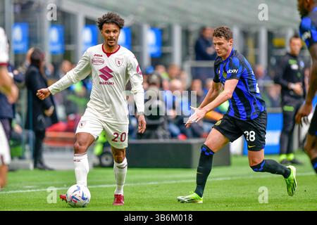 April 2024, Milano, null, Italien: Milano, Italien. April 2024. Valentino Lazaro (20) von Turin und Benjamin Pavard (28) von Inter sahen in der Serie A Spiel zwischen Inter und Turin bei Giuseppe Meazza in Mailand. (Foto: © Gonzales Photo/Gonzales Photo via ZUMA Press) Stockfoto