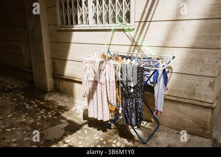 Wäscherei hängt zum Trocknen auf einem Wäschepferd in einer engen Straße einer Altstadt in Sizilien, Italien Stockfoto