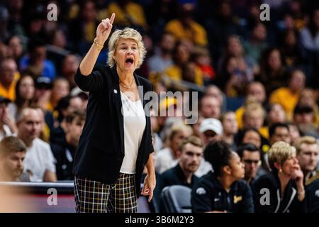 9. November 2023: Iowa Hawkeyes-Cheftrainer Lisa Bluder spricht ihr Team im dritten Quartal gegen die Virginia Tech Hokies im Ally Tipoff 2023 Matchup im Spectrum Center in Charlotte, NC. (Scott Kinser/CSM) (Bild: © Scott Kinser/CSM via ZUMA Press Wire) Stockfoto