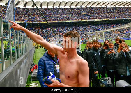 April 2024, Milano, null, Italien: Milano, Italien. April 2024. Benjamin Pavard von Inter sah nach dem Spiel Der Serie A zwischen Inter und Turin bei Giuseppe Meazza in Mailand. (Foto: © Gonzales Photo/Gonzales Photo via ZUMA Press) Stockfoto