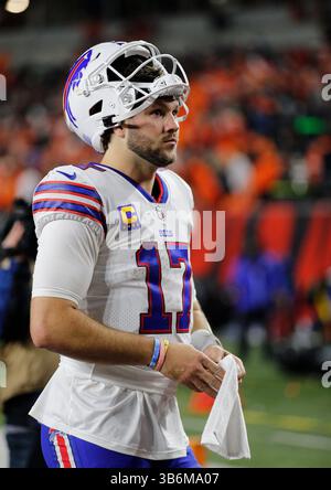 5. November 2023: Buffalo Bills Quarterback Josh Allen (17) während des regulären Saisonspiels zwischen den Buffalo Bills und Cincinnati Bengals in Cincinnati, Ohio. JP Waldron/Cal Sport Media (Kreditbild: Stockfoto