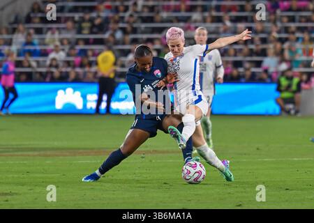5. November 2023: Jaedyn Shaw (11) und OL Reign Forward Megan Rapinoe (15) kämpfen um den Ball während eines NWSL-Playoff-Spiels zwischen OL Reign und dem San Diego Wave FC im Snapdragon Stadium in San Diego, Kalifornien. Justin Fine/CSM (Kreditbild: Stockfoto